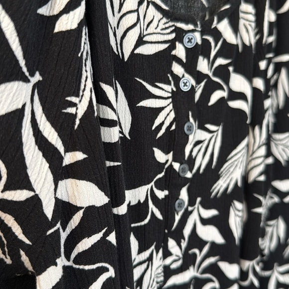 LOFT TOP IN BLACK AND WHITE LEAF PRINT ROUND NECK WITH 5 BUTTONS AT TOP 3/4 SLV - Picture 4 of 9